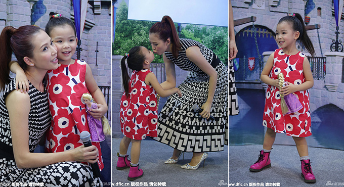 <em>蔡少芬女儿</em>活泼 与妈咪对嘴玩亲亲