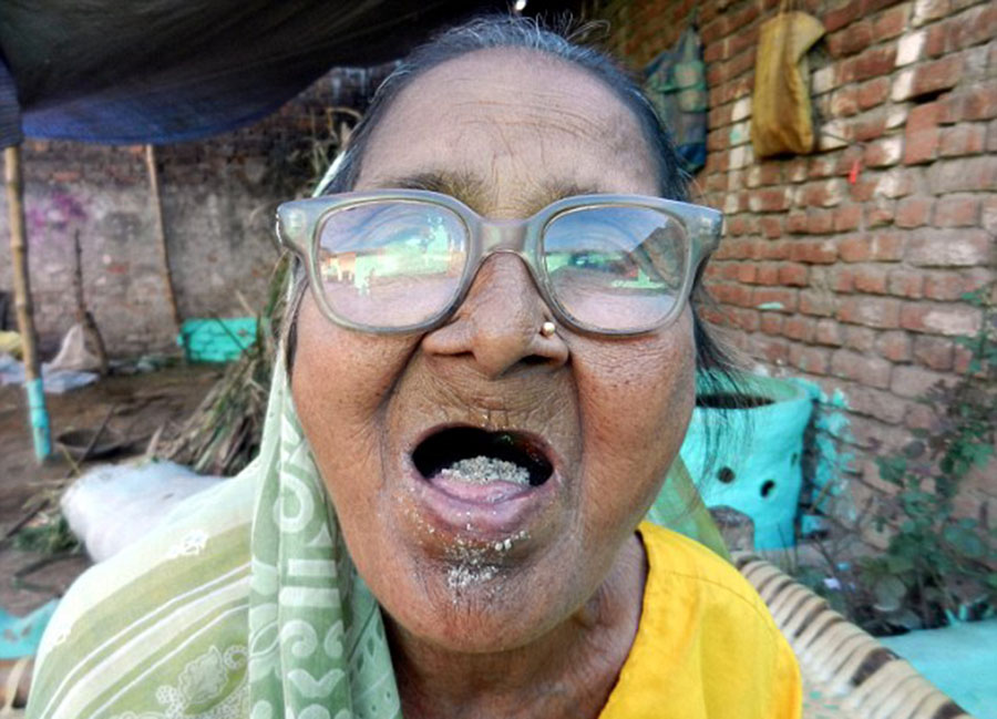 印度老太每天吃2斤沙子，坚持80年身体健康。
