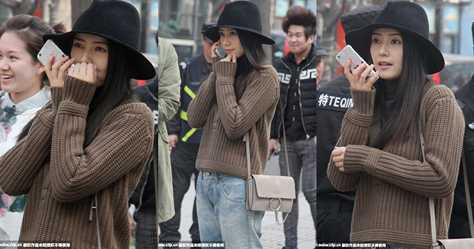 高圆圆低调现身表情娇羞 引围观玩快闪