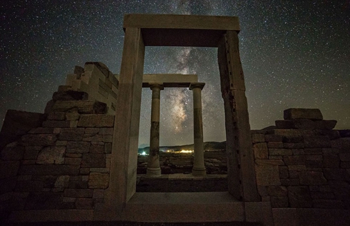 摄影师呈现希腊绝美星空，神庙上空神秘梦幻。
