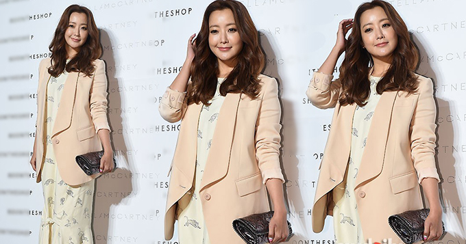 组图：别笑！37岁金喜善一笑歪嘴不自然