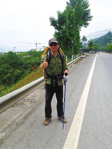 男子上海徒步去拉萨，言易行难日均行走60里。