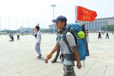 男子从昆明徒步3000公里到北京为学生募捐。