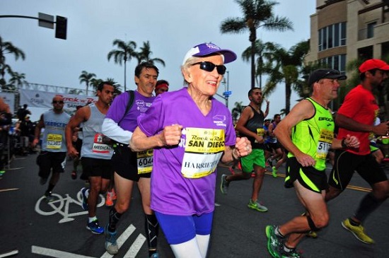 92岁奶奶改写女性马拉松完赛者最高龄纪录。