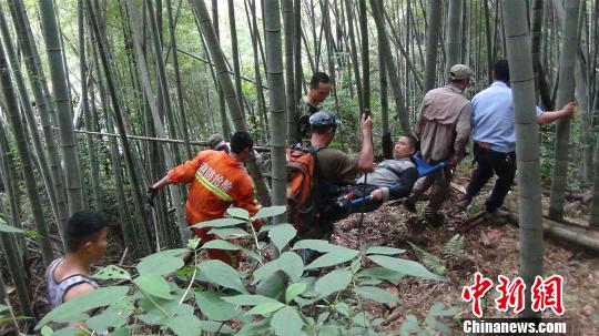 驴友登山探险被困，宁海消防5小时深山搜救。