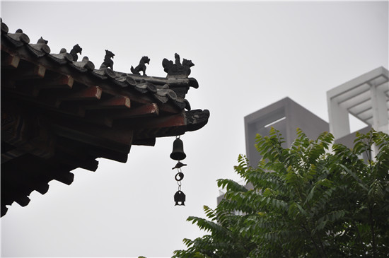 古香古色的飞檐与周围的现代建筑