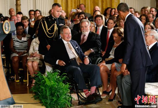 美国前总统老布什91岁生日高龄仍爱玩跳伞。