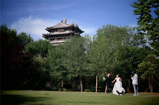 大明湖新区风景经常是拍摄写真的绝佳背景