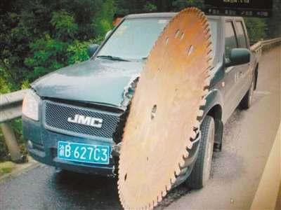 圆锯切入车头50厘米，司机幸运逃过一劫