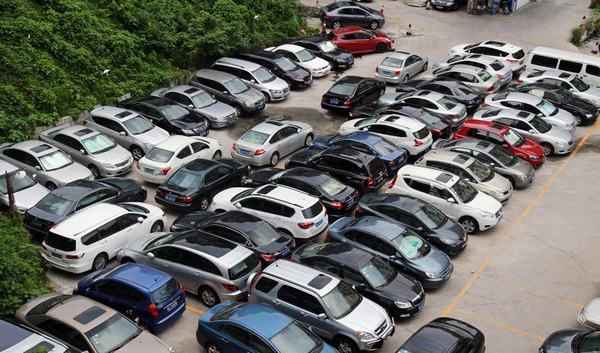 停车难滋生乱收费 车主“添堵”