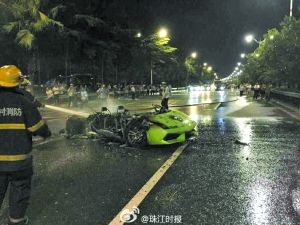 兰博基尼撞车后起火,被烧得面目全非。