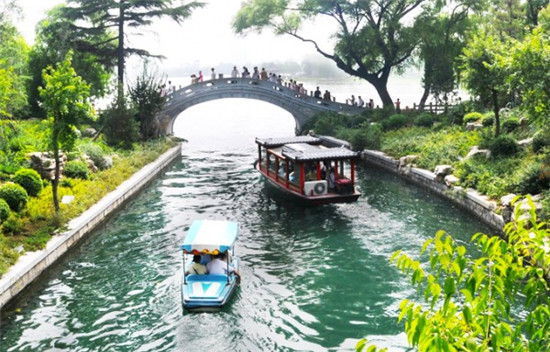 过了这座“烟波桥”,就是烟波浩渺的大明湖