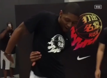 比尔挑战反手摸肚脐 努力尝试失利告终