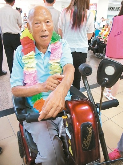 高龄103岁的沈殿甲受邀共同庆祝抗战胜利70周年。