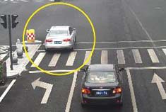 女司机违法变道扇民警耳光被刑拘