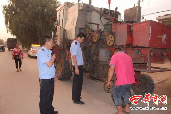 收割机少了一个轮子还上路跑 你说操心不