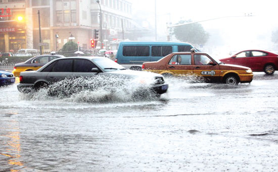 台风来袭！多学几招 千万别让车子被水淹了