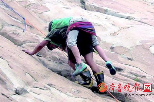 登山女孩被游客踩落石头砸伤，困峭壁2小时。