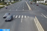 奔騰嫌寶馬慢連鳴笛 斗氣飆車連超車致追尾