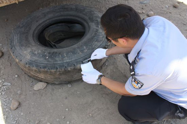 司机不及时更换爆胎砸死路人，自己被拘!