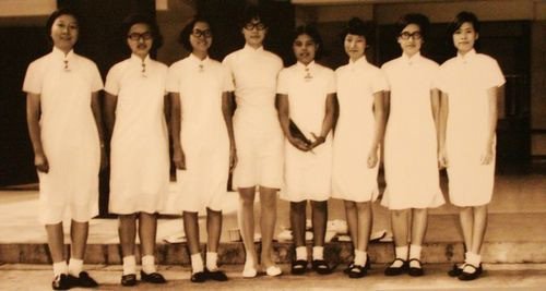 1940年的白色旗袍校服照