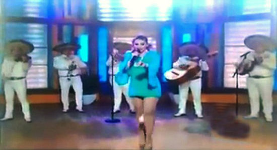 墨西哥女歌手帕得利西亚·娜维达遇尴尬一幕，卫生巾从腿间掉落。