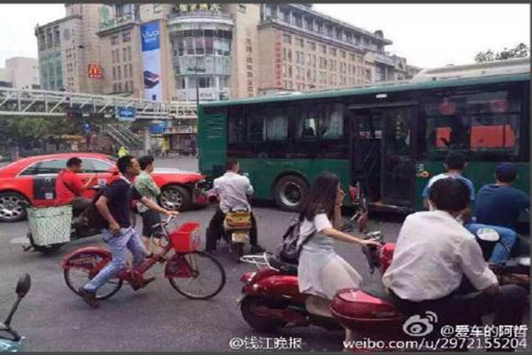 鸟叔杭州出车祸 劳斯莱斯撞上公交车