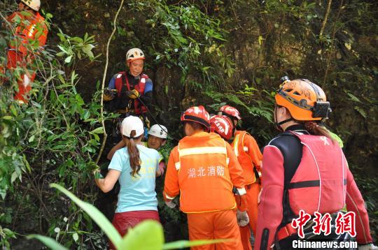 游客野路探险遇山洪被困，12人获救1人遇难。