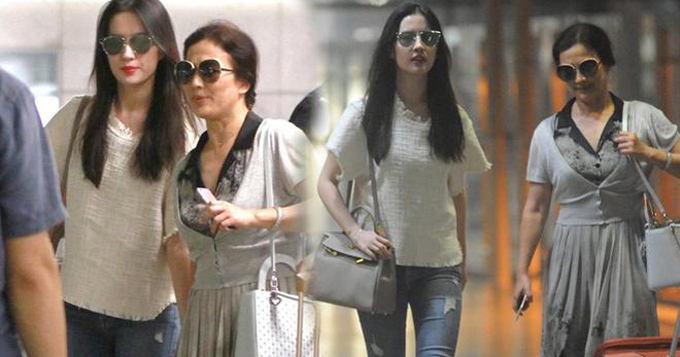 刘亦菲穿破洞裤扮潮 与妈妈亲密似姐妹