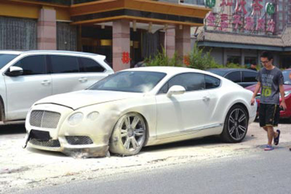 400万宾利车接新娘被鞭炮引燃 维修需20万