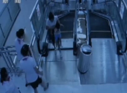 曝湖北电梯吞人前5分钟监控：两工作人员险坠下