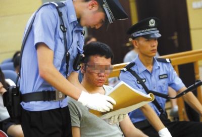 张某出庭受审。京华时报记者 陶冉 摄
