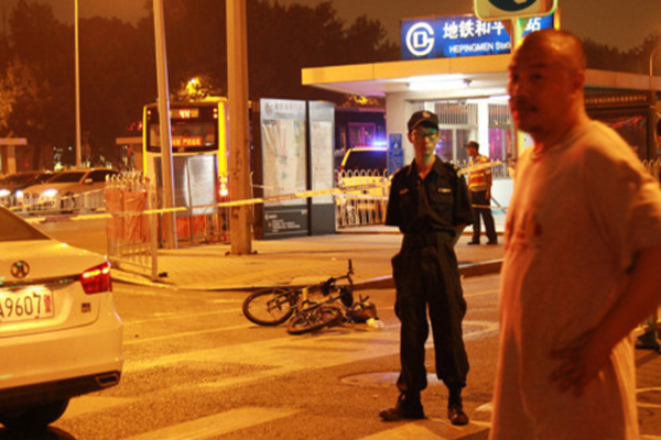 北京50岁女司机驾豪车一连撞12人被控制