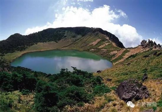 汉拿山巍然耸立于济州岛的中部，是代表济州岛的名山，又称瀛州山。