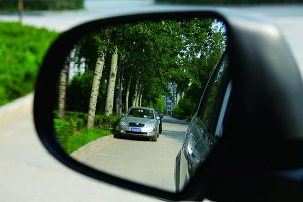 开车门不慎惹大祸 75%车主看后视镜下车