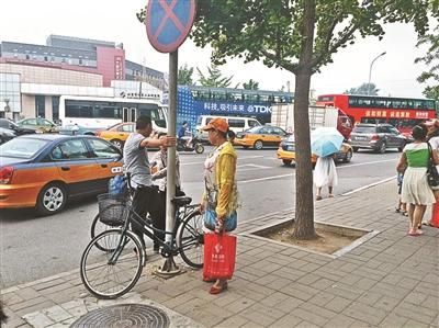 黄牛校外揽客