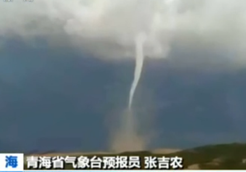 青海牧民手机拍下数百米高龙卷风 旋风卷起沙墙