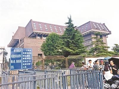 北大东门针对黄牛竖起提示牌
