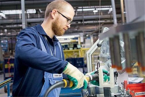 东欧薪资水平低廉 汽车业蜂拥建厂扩产