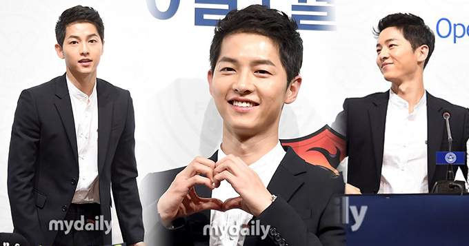 宋仲基金俊秀等出席活动 比心形手势乖萌