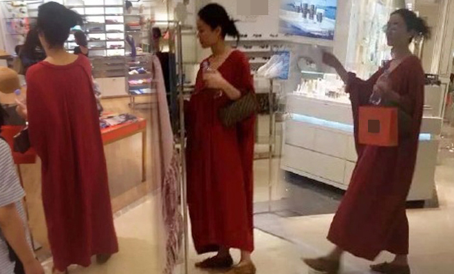 王菲穿宽大红袍巴黎购物 身形消瘦腹围宽松引遐想
