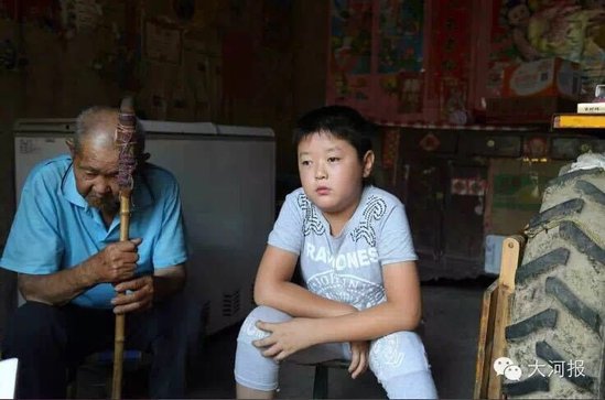 6岁男孩乞讨救父 父亲卷款失踪