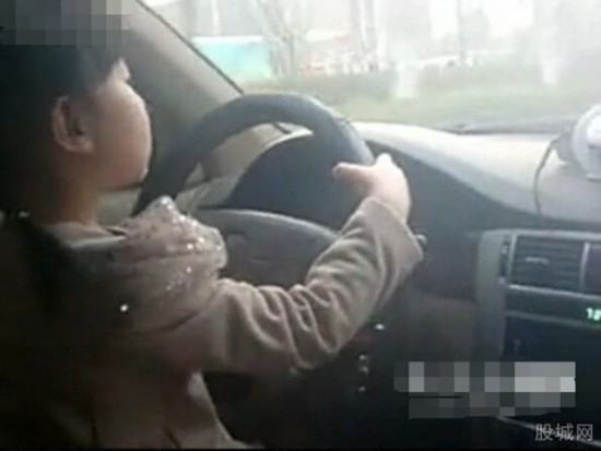 5岁女孩开车上路其父坐后排：好好开你的车