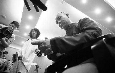 大叔冒充CEO骗14名女大学生 3人为其流产 