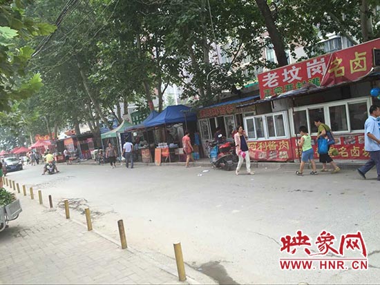 違章建筑占據了一半的道路