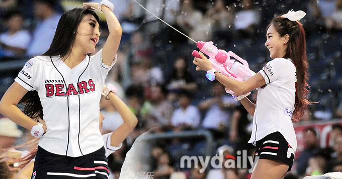 组图：韩啦啦队热舞惹火撩裙 玩水枪喷射观众