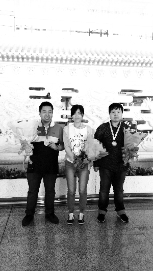 男子冠军祁观,女子亚军汪清清,男子季军兰志仁凯旋(从右至左)