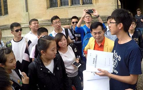 英国疯抢状元笔记惹争议 中国基础教育引发关注