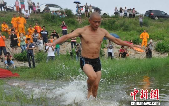29日,释理亮挑战水上漂125米。 廖静 摄