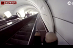 乌克兰疯狂少年躲保安 飞驰列车车顶玩自拍